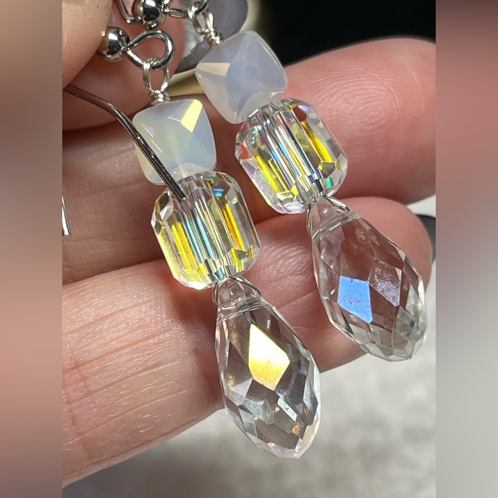 💙🦋Stunning Aurora Borealis and opal like Crystal and briolette earrings